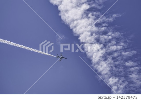 夏の青空と松島基地のブルーインパルス 飛行訓練 宮城県東松島市 夏の青空と松島基地のブルーインパルス 飛行訓練 宮城県東松島市 142379475