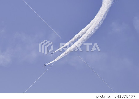夏の青空と松島基地のブルーインパルス 飛行訓練 宮城県東松島市 夏の青空と松島基地のブルーインパルス 飛行訓練 宮城県東松島市 142379477