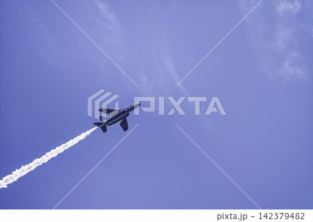 夏の青空と松島基地のブルーインパルス　飛行訓練　宮城県東松島市 142379482