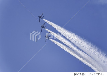 夏の青空と松島基地のブルーインパルス 飛行訓練 宮城県東松島市 夏の青空と松島基地のブルーインパルス 飛行訓練 宮城県東松島市 142379515