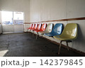無人駅のカラフルな椅子 142379845
