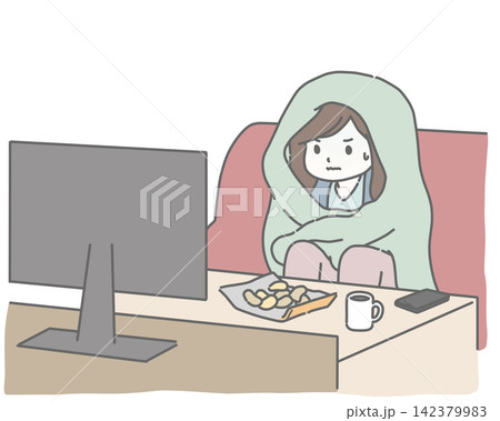 完全防備で怖いもの鑑賞会をする女性 142379983