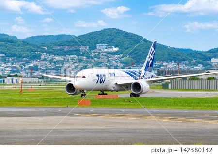 ボーイング787特別塗装機(伊丹空港からの離陸シーン) ボーイング787特別塗装機(伊丹空港からの離陸シーン) 142380132