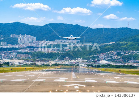 ボーイング787特別塗装機(伊丹空港からの離陸シーン) ボーイング787特別塗装機(伊丹空港からの離陸シーン) 142380137