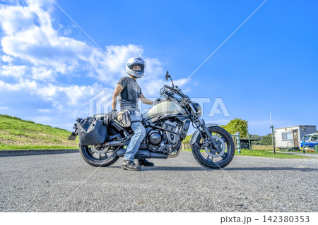 江戸川河川敷をツーリングする男性ライダーと大型バイク 江戸川河川敷をツーリングする男性ライダーと大型バイク 142380353