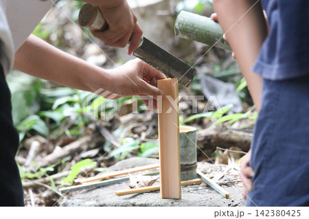 竹で箸を作る男の子 竹で箸を作る男の子 142380425