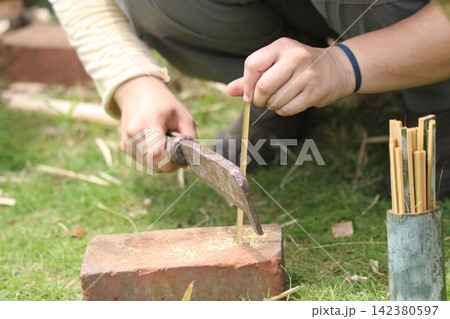 竹で箸を作る女性 竹で箸を作る女性 142380597