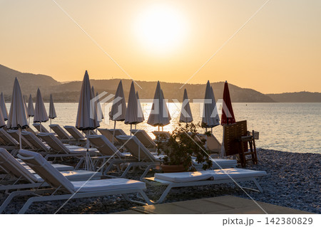 真夏の南フランスのニースの海の夜明けの風景 真夏の南フランスのニースの海の夜明けの風景 142380829
