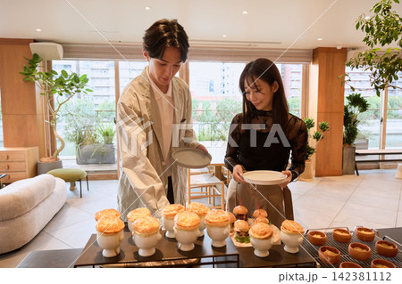 おしゃれなカフェでスフレ料理を選ぶ若いカップル おしゃれなカフェでスフレ料理を選ぶ若いカップル 142381112
