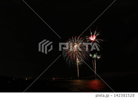 夏の夜空に咲く大輪の花火 夏の夜空に咲く大輪の花火 142381528