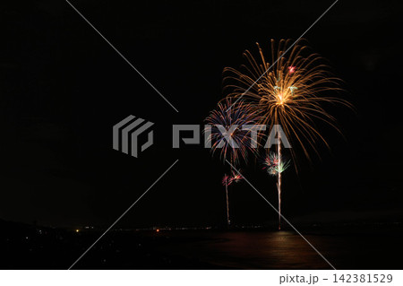 夏の夜空に咲く大輪の花火 夏の夜空に咲く大輪の花火 142381529