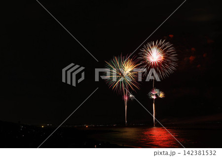 夏の夜空に咲く大輪の花火 夏の夜空に咲く大輪の花火 142381532