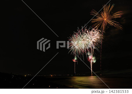 夏の夜空に咲く大輪の花火 夏の夜空に咲く大輪の花火 142381533