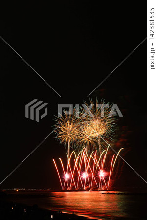 夏の夜空に咲く大輪の花火 夏の夜空に咲く大輪の花火 142381535