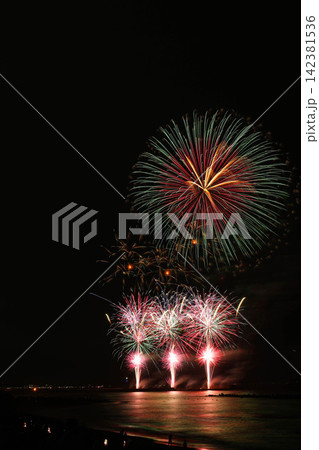 夏の夜空に咲く大輪の花火 夏の夜空に咲く大輪の花火 142381536
