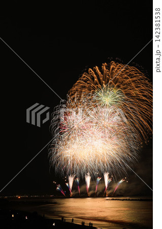 夏の夜空に咲く大輪の花火 夏の夜空に咲く大輪の花火 142381538