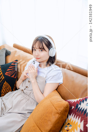 ヘッドホンで音楽を聴く20代女性 ヘッドホンで音楽を聴く20代女性 142381949