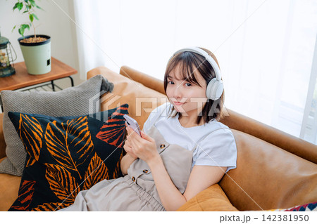 音楽を楽しむ若い女性のライフスタイル 音楽を楽しむ若い女性のライフスタイル 142381950