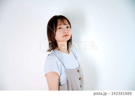 白背景の女性の上半身ポートレート 142381989