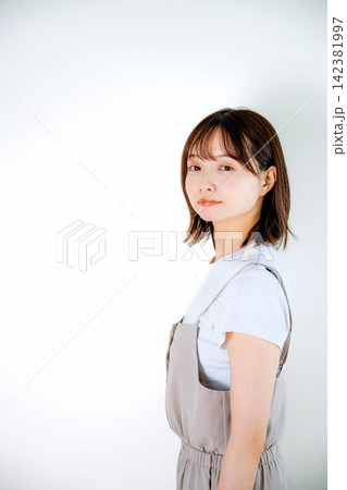 笑顔が魅力的な女性のポートレート 笑顔が魅力的な女性のポートレート 142381997