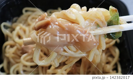 日本の混ぜそばを食べる 142382017