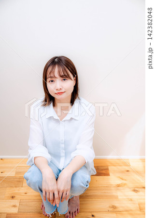 白背景で撮影した20代女性 142382048