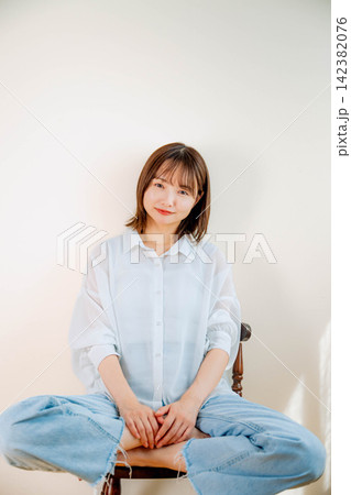 屋内で座って過ごす女性のライフスタイル 142382076
