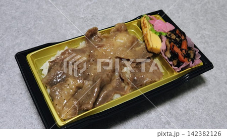 牛タン弁当のクローズアップ 142382126
