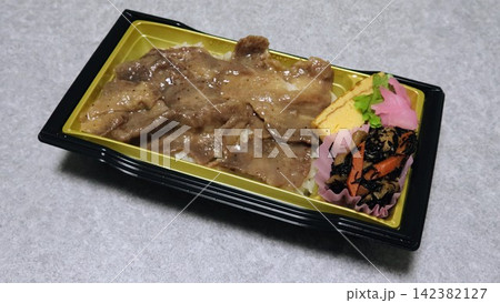 牛タン弁当のクローズアップ 142382127