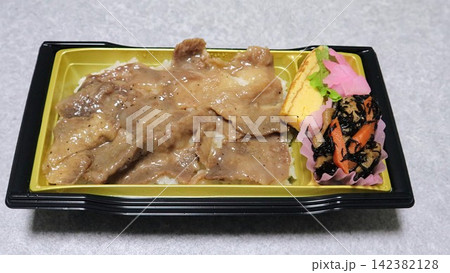 牛タン弁当のクローズアップ 142382128