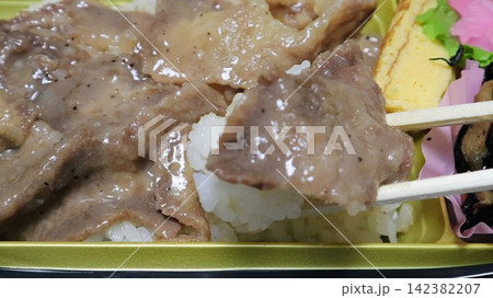 牛タン弁当を食べる 牛タン弁当を食べる 142382207