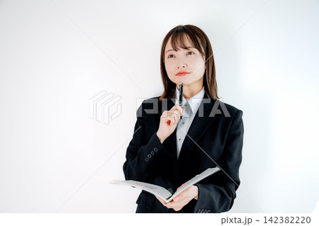 スーツ姿の若いビジネスウーマン スーツ姿の若いビジネスウーマン 142382220