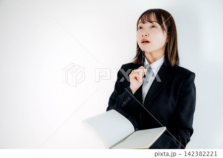 スーツ姿の若いビジネスウーマン スーツ姿の若いビジネスウーマン 142382221