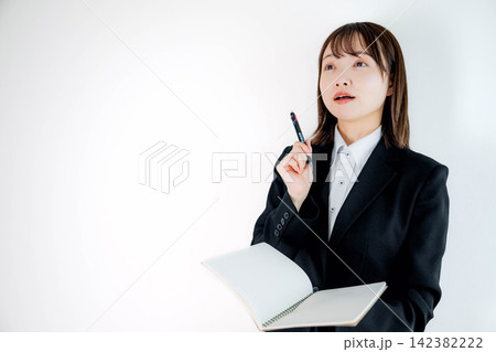 スーツ姿の若いビジネスウーマン 142382222