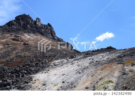 栃木県那須岳 5月の青空に雄々しく聳える活火山の山肌は荒々しく 142382490