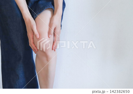 膝を抑える女性の手元 痛み 膝を抑える女性の手元 痛み 142382650