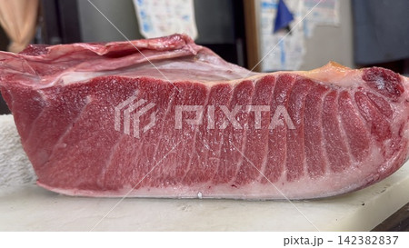日本の近海で獲れた本マグロのブロック / Fresh bluefin tuna block 日本の近海で獲れた本マグロのブロック / Fresh bluefin tuna block 142382837