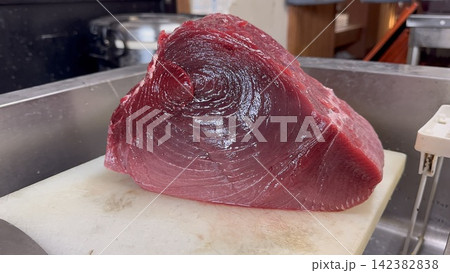 本マグロの赤身のブロック まな板の上 / Bluefin tuna block 本マグロの赤身のブロック まな板の上 / Bluefin tuna block 142382838