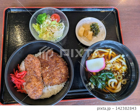 日本の飲食店のソースかつ丼とうどんのセット 142382843