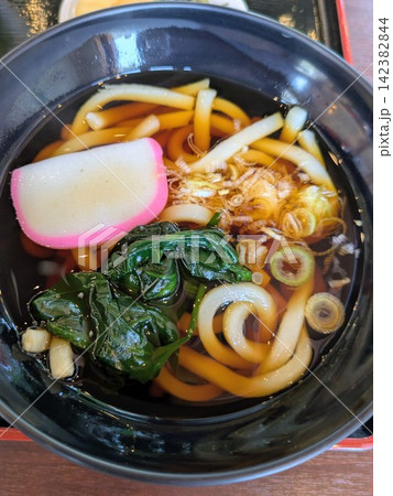日本の飲食店のうどん 142382844