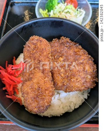 日本の飲食店のソースかつ丼 142382845