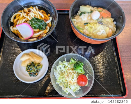 日本の飲食店のうどんと中華丼のセット 142382846