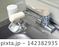 キッチンシンクの蛇口 142382935