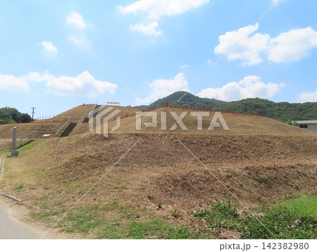 円筒埴輪と千足古墳、岡山の造り山古墳の陪塚、第五号墳、古代吉備と北部九州のつながりを伝える装飾古墳 円筒埴輪と千足古墳、岡山の造り山古墳の陪塚、第五号墳、古代吉備と北部九州のつながりを伝える装飾古墳 142382980