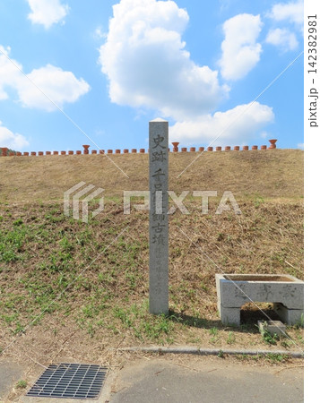 円筒埴輪と千足古墳、岡山の造り山古墳の陪塚、第五号墳、古代吉備と北部九州のつながりを伝える装飾古墳 円筒埴輪と千足古墳、岡山の造り山古墳の陪塚、第五号墳、古代吉備と北部九州のつながりを伝える装飾古墳 142382981