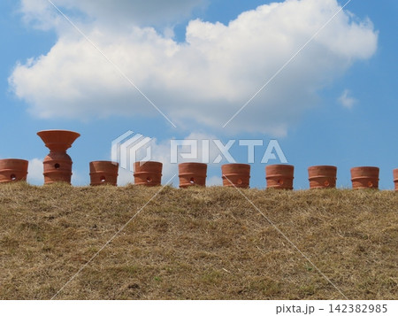 円筒埴輪と千足古墳、岡山の造り山古墳の陪塚、第五号墳、古代吉備と北部九州のつながりを伝える装飾古墳 円筒埴輪と千足古墳、岡山の造り山古墳の陪塚、第五号墳、古代吉備と北部九州のつながりを伝える装飾古墳 142382985
