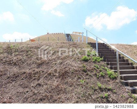 円筒埴輪と千足古墳、岡山の造り山古墳の陪塚、第五号墳、古代吉備と北部九州のつながりを伝える装飾古墳 円筒埴輪と千足古墳、岡山の造り山古墳の陪塚、第五号墳、古代吉備と北部九州のつながりを伝える装飾古墳 142382988