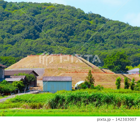 円筒埴輪と千足古墳、岡山の造り山古墳の陪塚、第五号墳、古代吉備と北部九州のつながりを伝える装飾古墳 円筒埴輪と千足古墳、岡山の造り山古墳の陪塚、第五号墳、古代吉備と北部九州のつながりを伝える装飾古墳 142383007