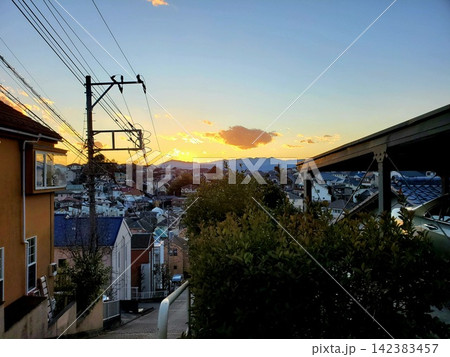 夕焼けに染まる町田の坂道と住宅街 夕焼けに染まる町田の坂道と住宅街 142383457
