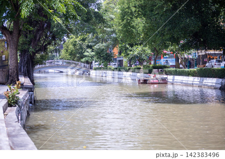 View around Khlong Rop Krung on Asadang Road, Bangkok View around Khlong Rop Krung on Asadang Road, Bangkok 142383496